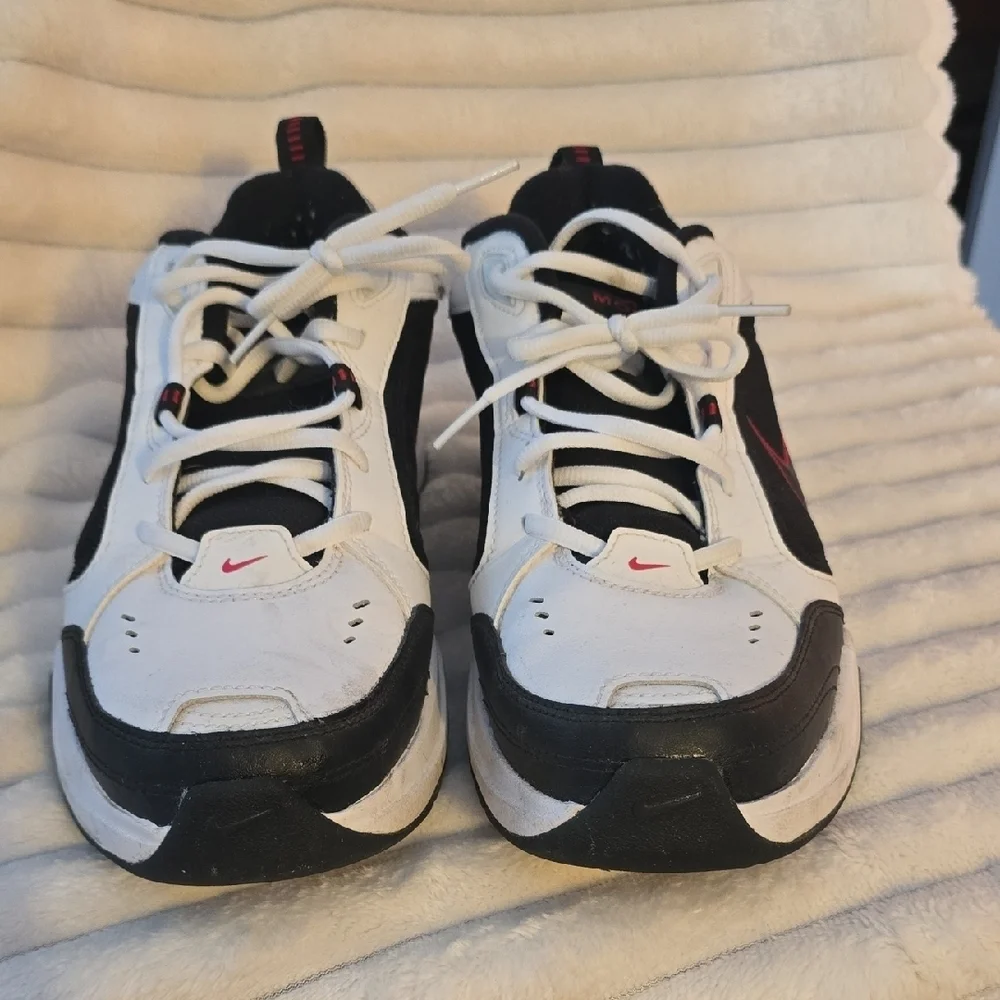 Nike Men's Black and White Sneakers with Red Details